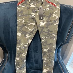 Etienne Marcel camo print Jean. Size 27.